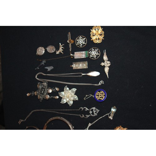 665 - QUANTITY OF VINTAGE SILVER JEWELLERY ETC