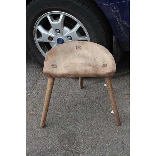 21 - VINTAGE ELM STOOL
39CM X 30CM X 45CM