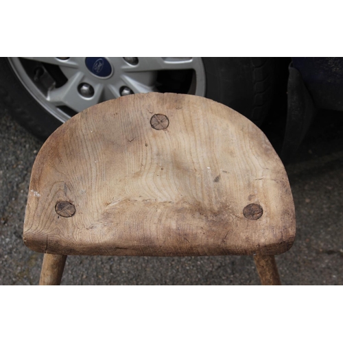 21 - VINTAGE ELM STOOL
39CM X 30CM X 45CM