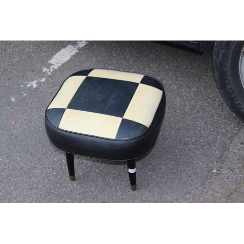 23 - RETRO STOOL
40CM X 33CM