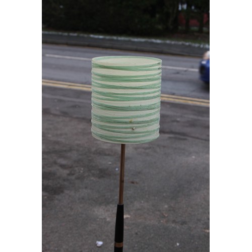 8 - RETRO LAMP TABLE
SHADE NEEDS A REPAIR
77CM X 40CM X 142CM