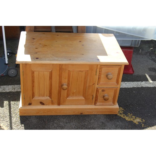 35 - PINE TRUNK AND PINE TV CABINET
91cm x 52cm