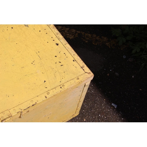 179 - VINTAGE YELLOW TRUNK
95 X 50 X 41CM