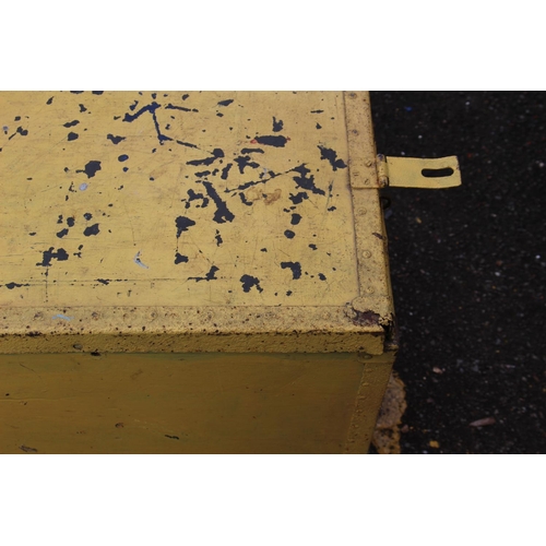 180 - VINTAGE YELLOW TRUNK
95 X 50 X 41CM