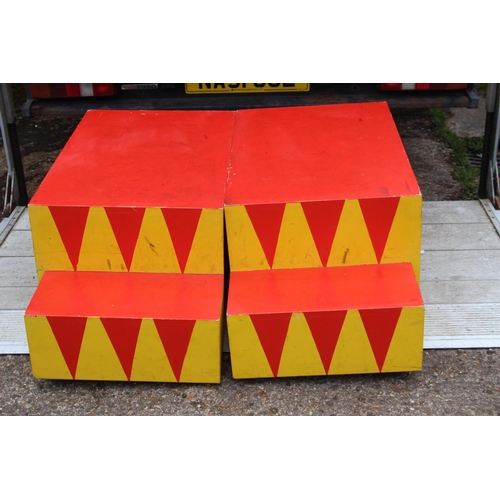 200 - THEATRICAL  STAGE AND PROPS 
112 X 102 X 42CM