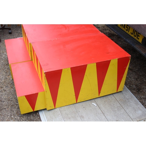 200 - THEATRICAL  STAGE AND PROPS 
112 X 102 X 42CM