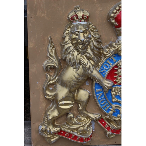 201 - THEATRICAL  PLASTIC ROYAL CREST
130 X 110CM