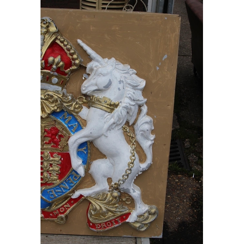 201 - THEATRICAL  PLASTIC ROYAL CREST
130 X 110CM