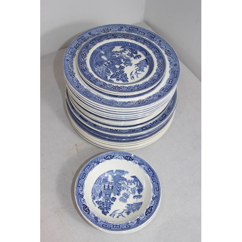 322 - QUANTITY OF VINTAGE BLUE AND WHITE PLATES ETC