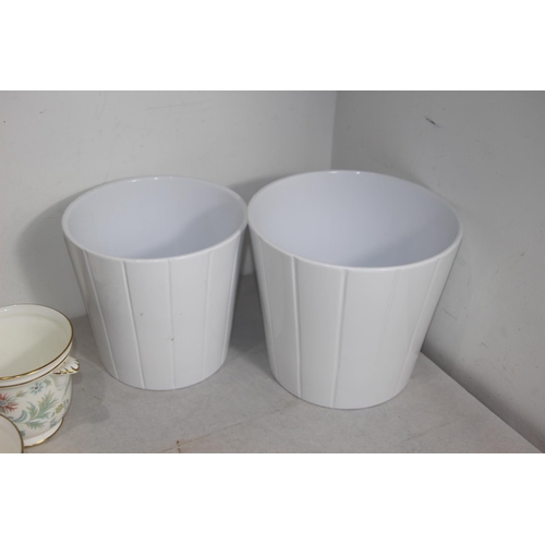 335 - GOOD QUANTITY OF PLANTERS
22CM