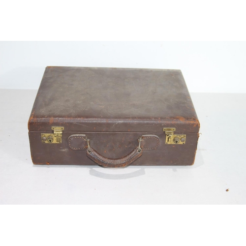 412 - VINTAGE VANITY CASE
40 X 30CM