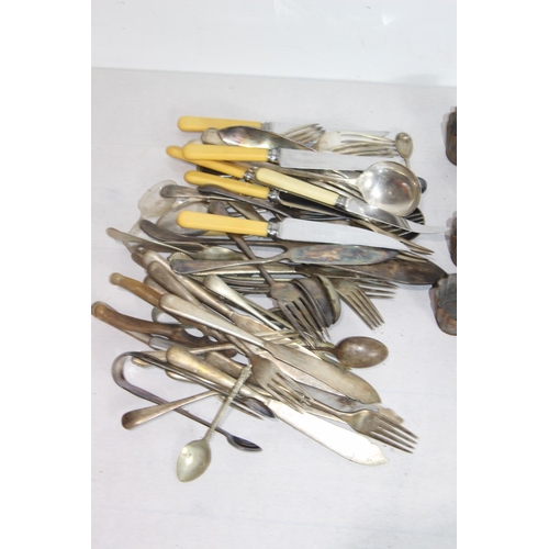 415 - QUANTITY OF VINTAGE CUTLERY ETC