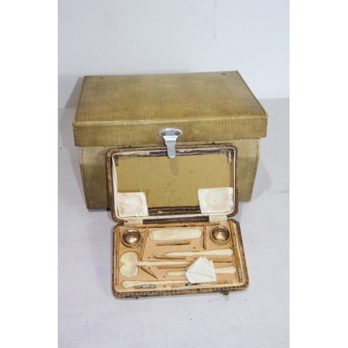 416 - SMALL VINTAGE VANITY CASE
30 X 22CM