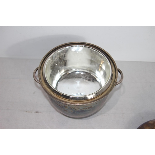 438 - VINTAGE SILVER PLATED ICE BUCKET
19CM HIGH