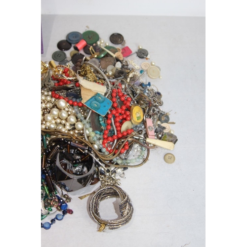 447 - QUANTITY OF COSTUME JEWELLERY