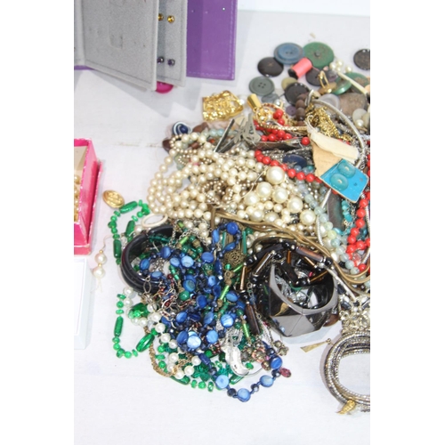 447 - QUANTITY OF COSTUME JEWELLERY