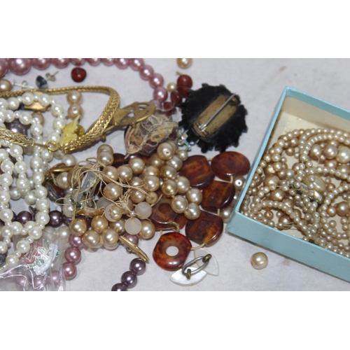 458 - QUANTITY OF VINTAGE JEWELLERY