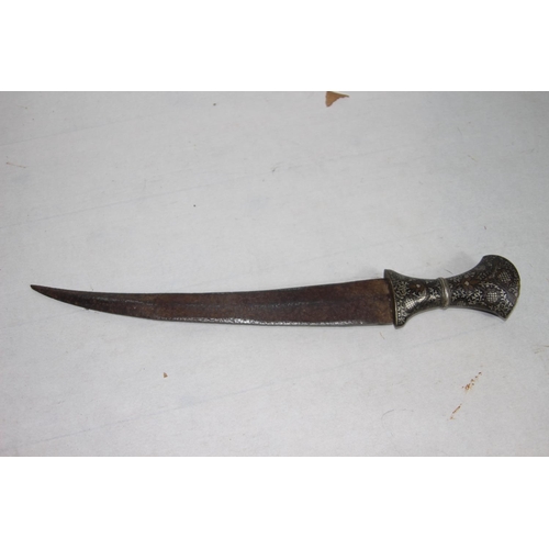 631 - VINTAGE ARABIAN DAGGER
45CM