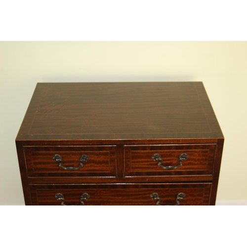 81 - REPRODUCTION CHEST OF DRAWERS
61 X 40 X 74CM