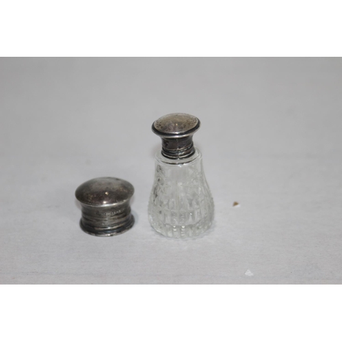 891 - SILVER VANITY JAR AND LID - LONDON 1920 - HENRY PERKINS 4 GRAMS 
6CM