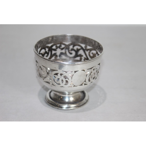 900 - SILVER BOWL - NO LINER - LONDON 1905 - 124 GRAMS
11 X 9CM