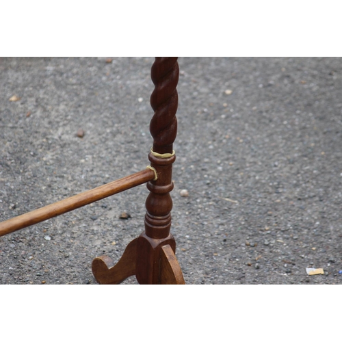 28 - VINTAGE TOWEL RAIL
65 X 88CM