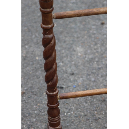 28 - VINTAGE TOWEL RAIL
65 X 88CM