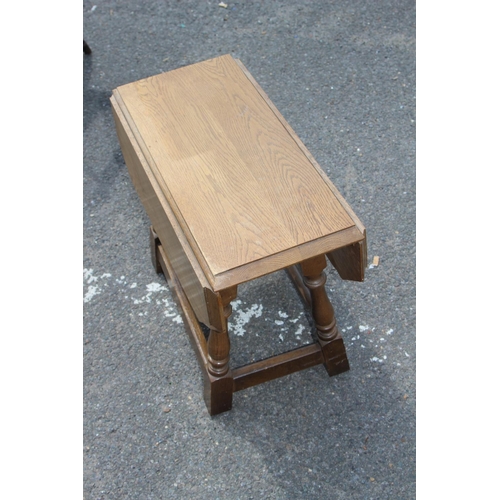 8 - OAK DROP LEAF SIDE TABLE
63 X 44CM