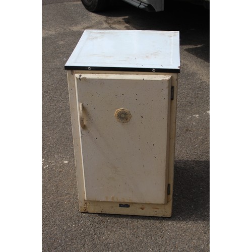 56A - VINTAGE MEAT STORE
46 X 46 X 78CM