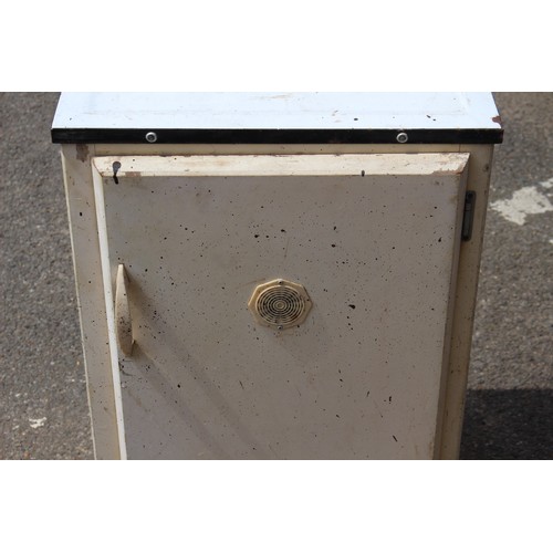 56A - VINTAGE MEAT STORE
46 X 46 X 78CM