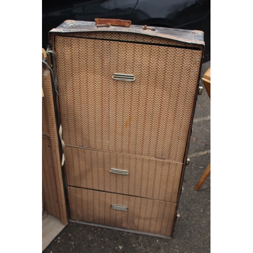 100 - VINTAGE TRAVELLING WARDROBE TRUNK
102 X 56 X 37CM