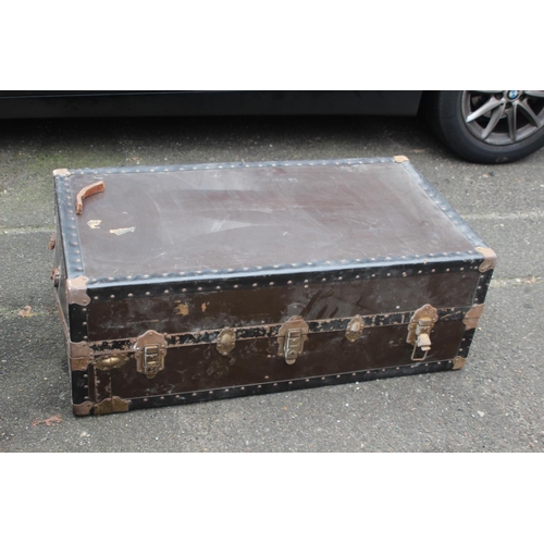 100 - VINTAGE TRAVELLING WARDROBE TRUNK
102 X 56 X 37CM