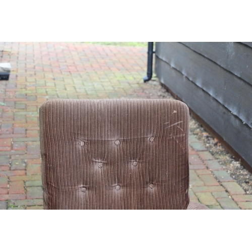 112 - RETRO ARMCHAIR
68 X 65 X 90CM