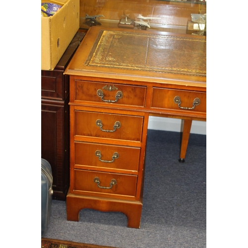 116 - REPRODUCTION LEATHER TOPPED DESK
122 X 61 X 76CM