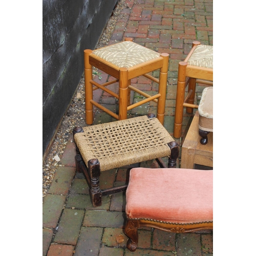 118 - QUANTITY OF VINTAGE STOOLS