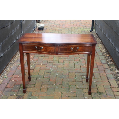 119 - REPRODUCTION SERPENTINE FRONTED SIDE TABLE
99 X 47 X 76CM