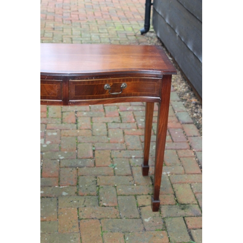 119 - REPRODUCTION SERPENTINE FRONTED SIDE TABLE
99 X 47 X 76CM