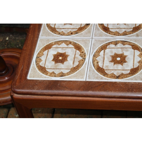 122 - RETRO TILE TOPPER COFFEE TABLE - TOP NEEDS A REPAIR 
71 X 52 X 40CM