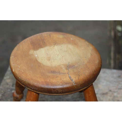 126 - ANTIQUE STOOL
24 X 24CM