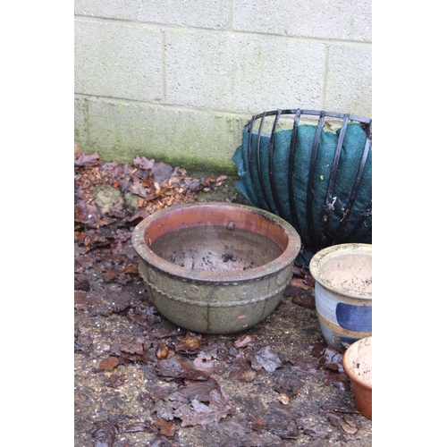 174 - QUANTITY OF GARDEN POTS 
41 X 31CM