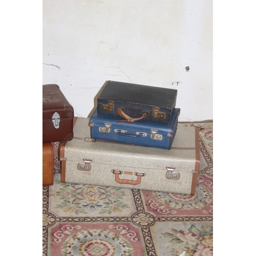 34 - QUANTITY OF VINTAGE CASES 
67 X 40 X 20CM