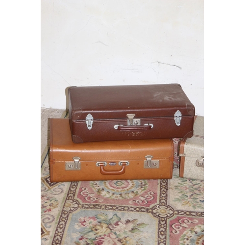 34 - QUANTITY OF VINTAGE CASES 
67 X 40 X 20CM