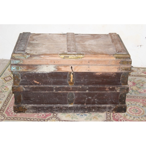 36 - VINTAGE WOODEN TRUNK  WITH KEY
94 X 54 X 53CM