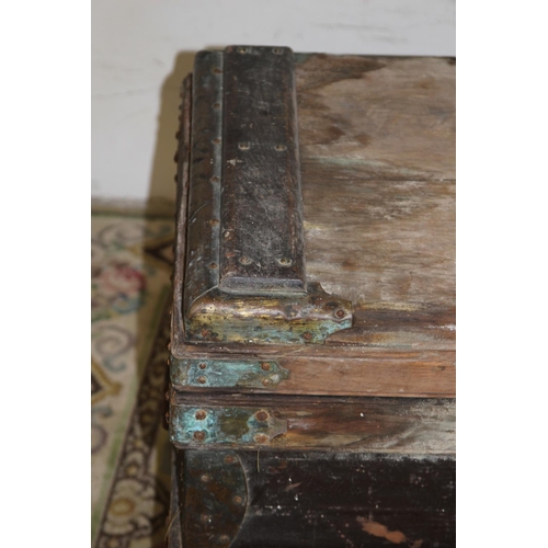 36 - VINTAGE WOODEN TRUNK  WITH KEY
94 X 54 X 53CM