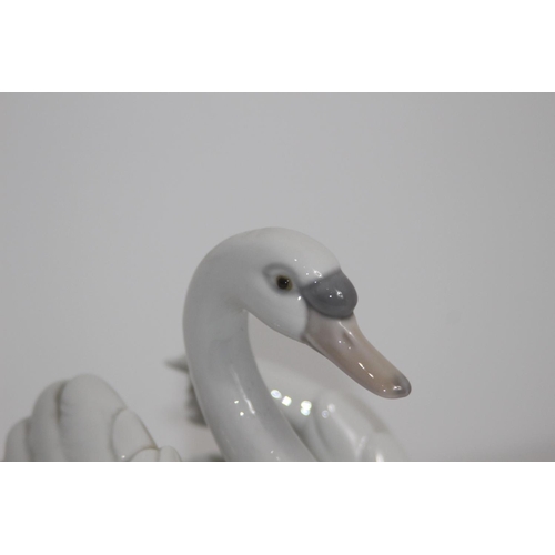 359 - LLADRO LARGE SWAN
19CM