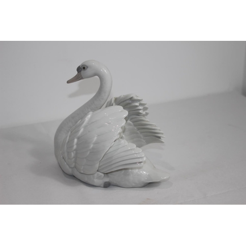 359 - LLADRO LARGE SWAN
19CM