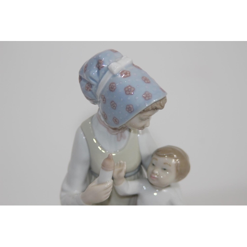 362 - LLADRO GIRL WITH CHILD ON CHEST
24CM