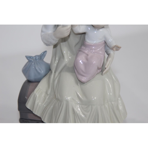 362 - LLADRO GIRL WITH CHILD ON CHEST
24CM