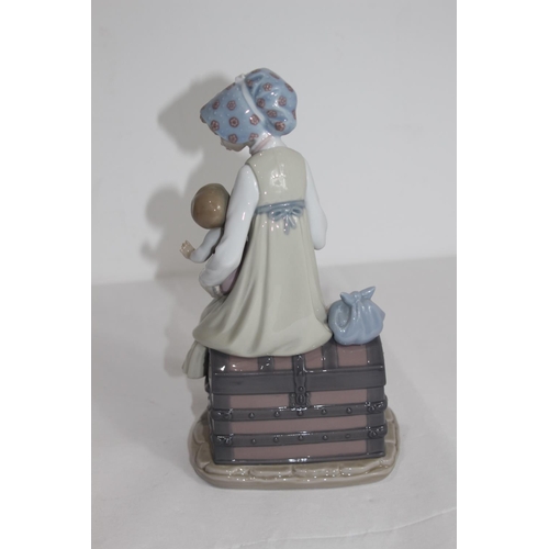 362 - LLADRO GIRL WITH CHILD ON CHEST
24CM