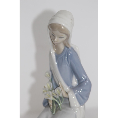 365 - LLADRO GIRL WITH LILY OF THE VALLEY FLOWERS
24CM